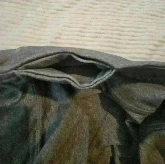 Lululemon Gray/Black Capri leggings. Size 6 - Picture 7 of 7